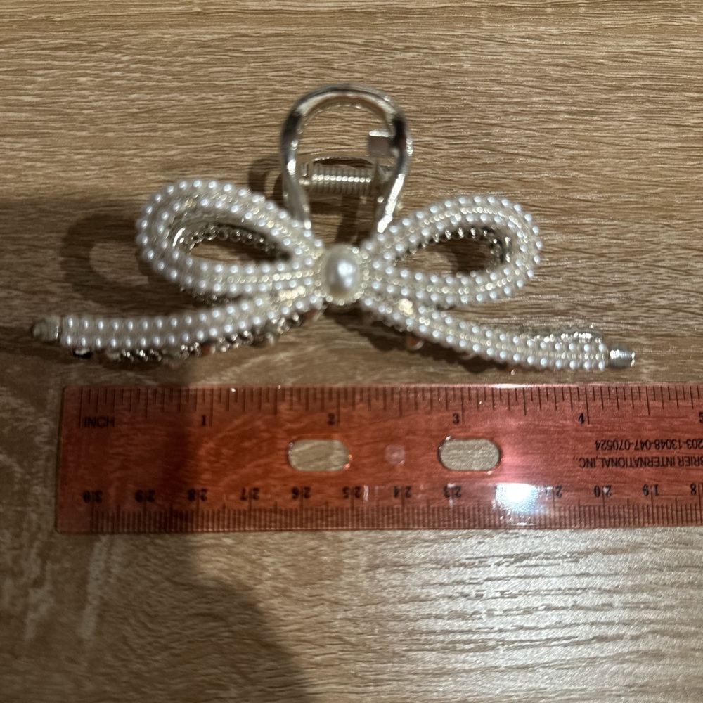 Elegant Pearl Bow Hair Clip